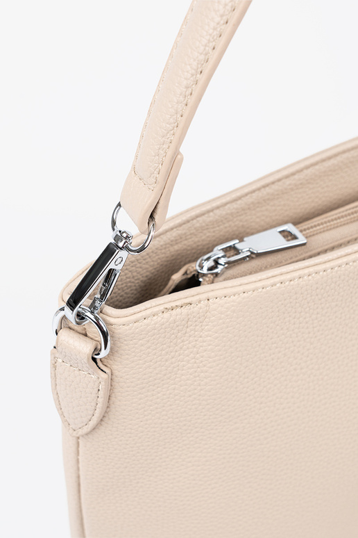 Handbag on shoulder beige