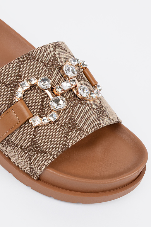 Brązowe klapki ze zdobieniem