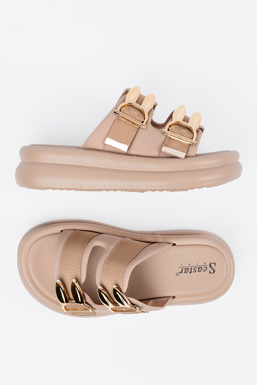 Slippers ze goldenmi klamrami Inith...