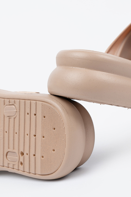 Slippers ze goldenmi klamrami Inith...