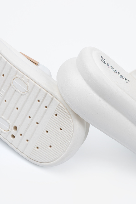 Slippers ze goldenmi klamrami Inith...