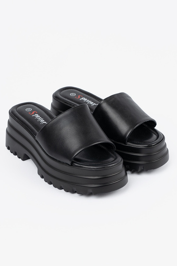Slippers Inith platform black 2