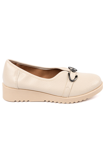   z ozdobną sprzączka