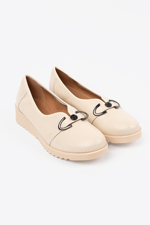 Półbuty na koturnie z ozdobną sprzączka