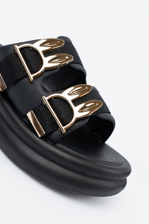 Klapki ze złotymi klamrami na platformie Klapki ze złotymi klamrami na platformie