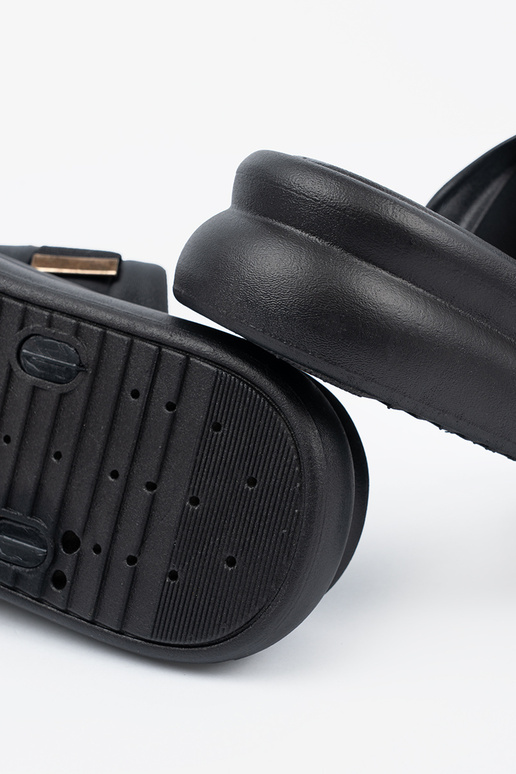 Klapki ze złotymi klamrami na platformie Klapki ze złotymi klamrami na platformie