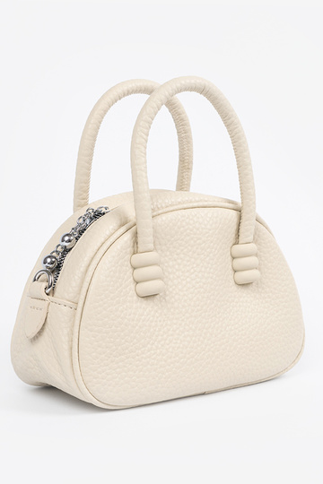 The purse has itła Inith... 2