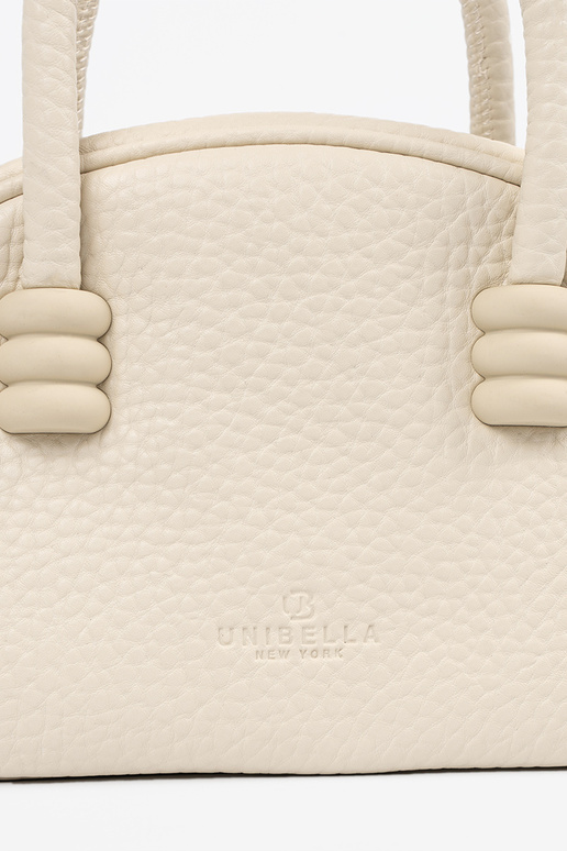 The purse has itła Inith straps...