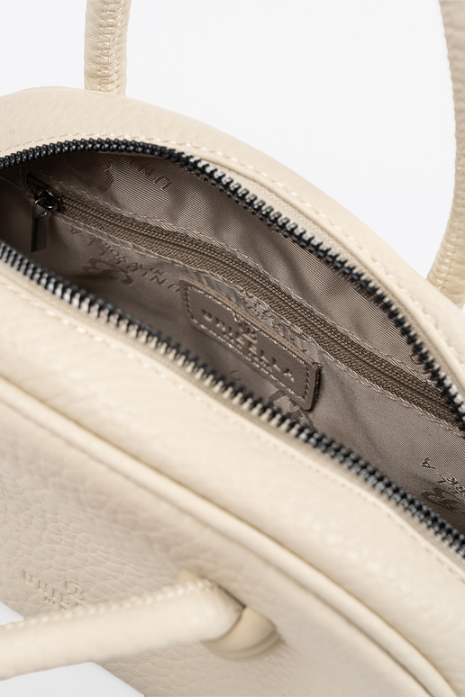 The purse has itła Inith straps...