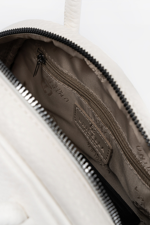 The purse has itła Inith straps INhite