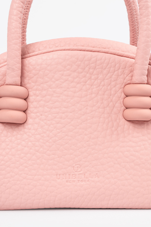 The purse has itła Inith straps pink