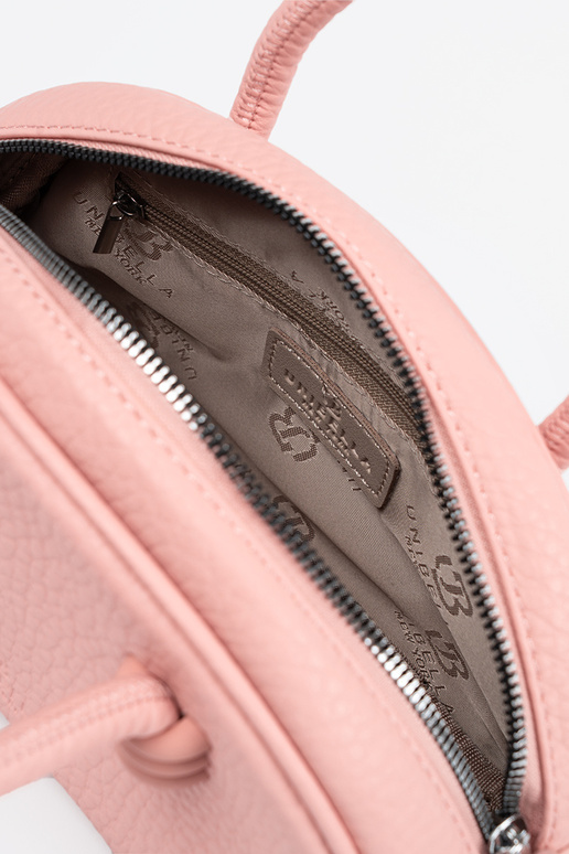 The purse has itła Inith straps pink