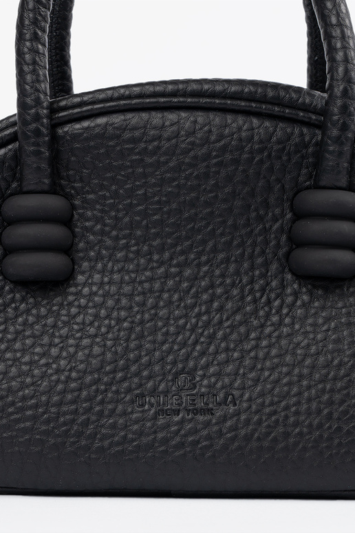 The purse has itła Inith straps black