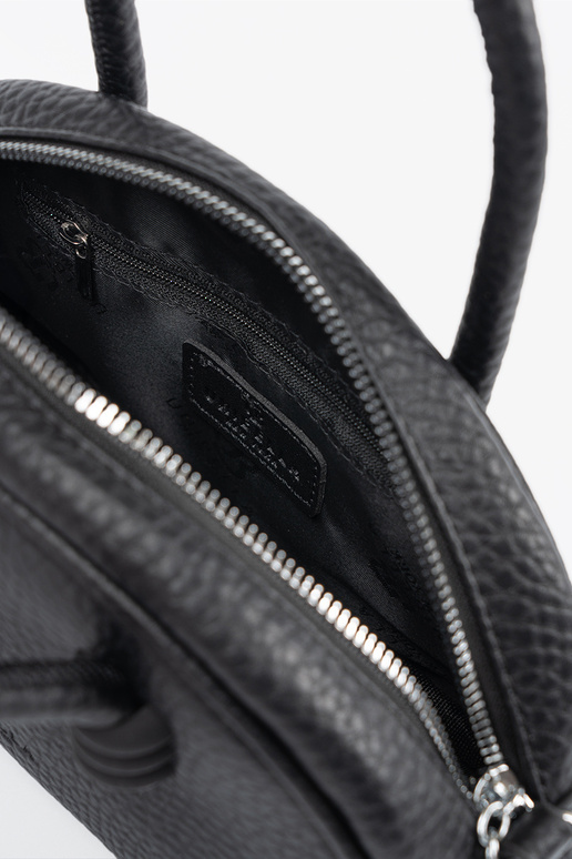 The purse has itła Inith straps black