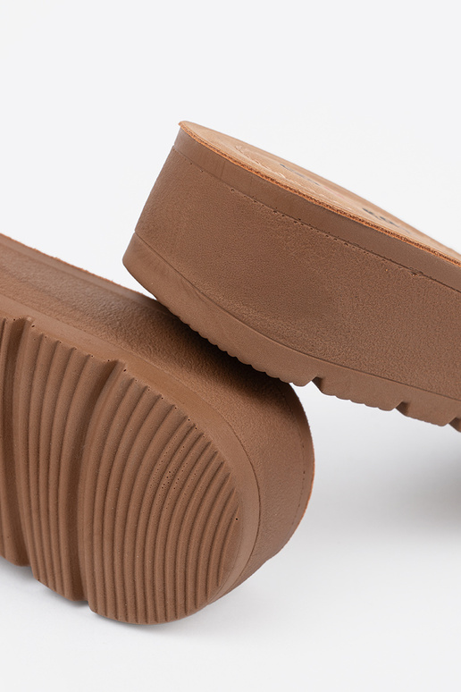   zdobione złotą klamrą