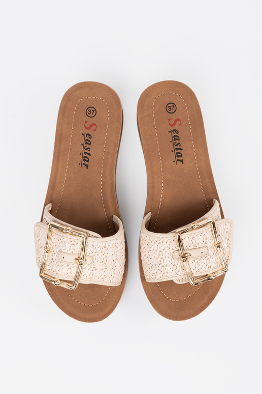 Slippers zdobione złotą klamrą