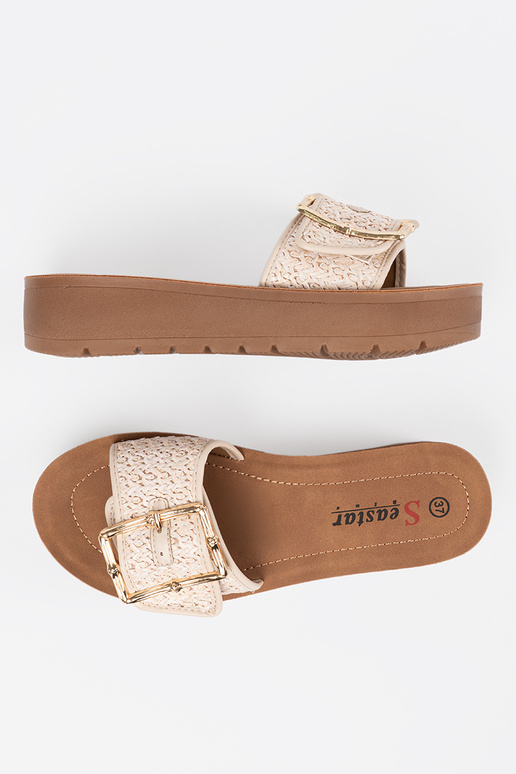 Slippers zdobione złotą klamrą