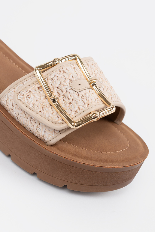 Slippers zdobione złotą klamrą