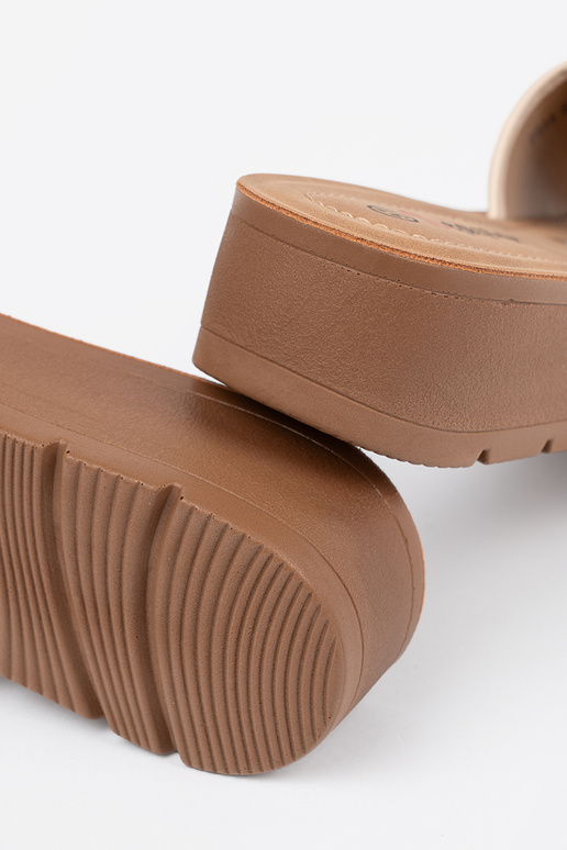  zdobione złotą klamrą