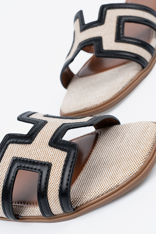 Slippers z ozdobnymi Inycięciami