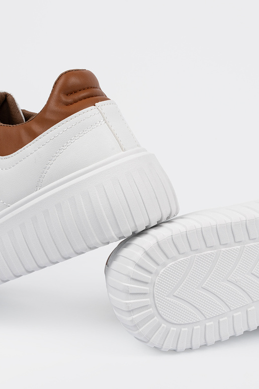 Białe sneakersy brązowymi wstawkami