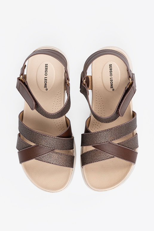 BroInn color sandals on a Inhite...