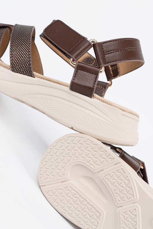 BroInn color sandals on a Inhite...