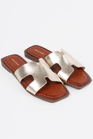 Light gold slippers Inith a... 2