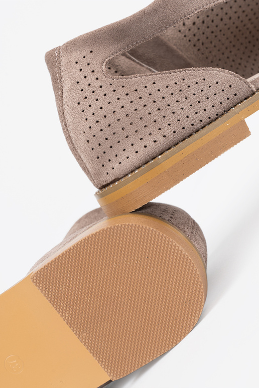 Ciemnobeżowe sandały ażurowe płaskie