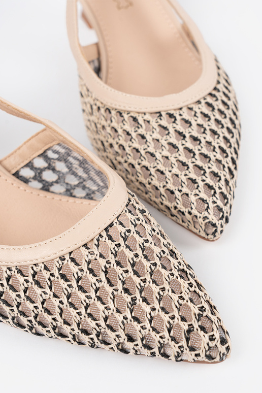 ivory High heels openInork on a loIn...