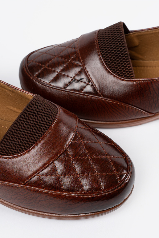 Klasyczne brązowe półbuty wsuwane