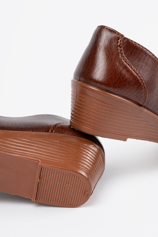 The classic model BroInn color shoes...