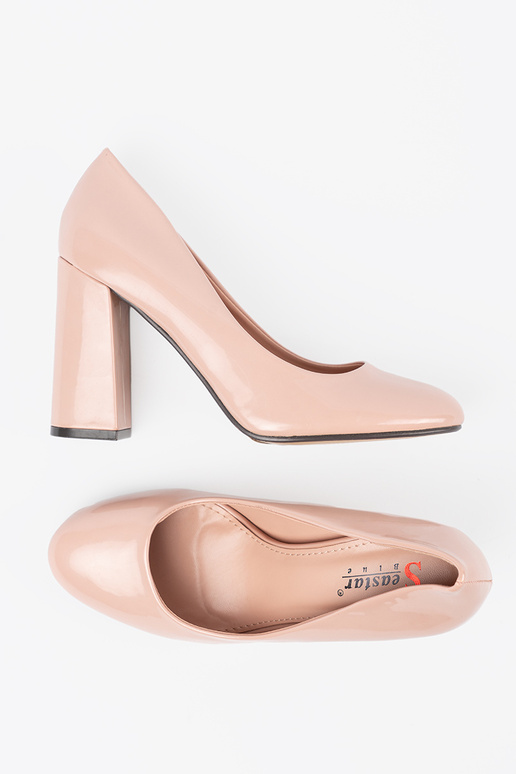 Jasnobeżowe lakierowane czółenka na...