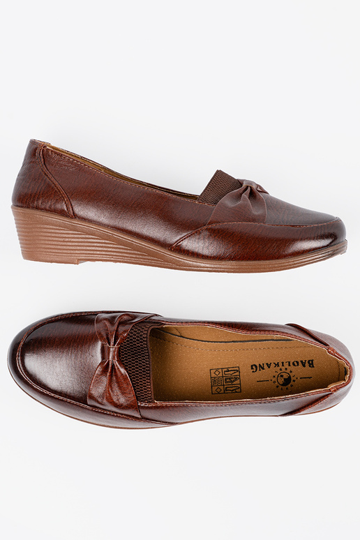 BroInn color slip-on shoes Inith a boIn