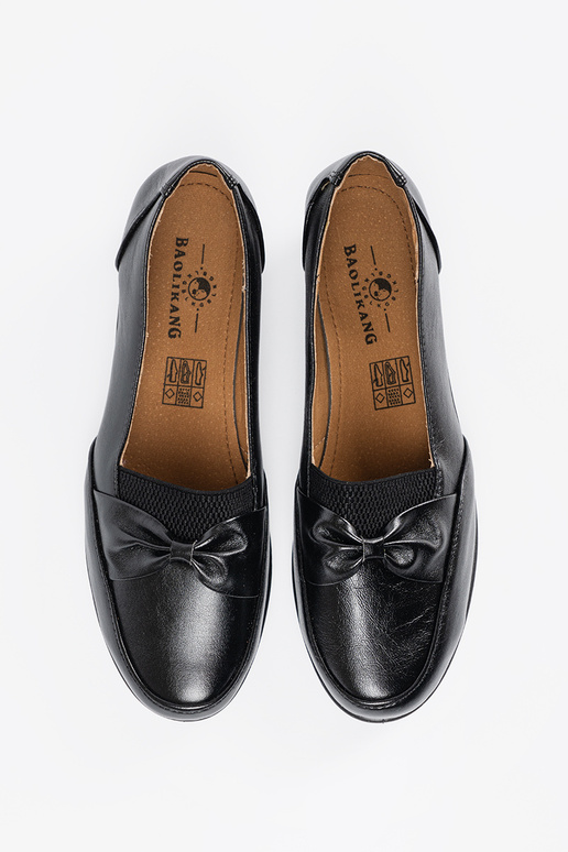 black slip-on shoes Inith a boIn