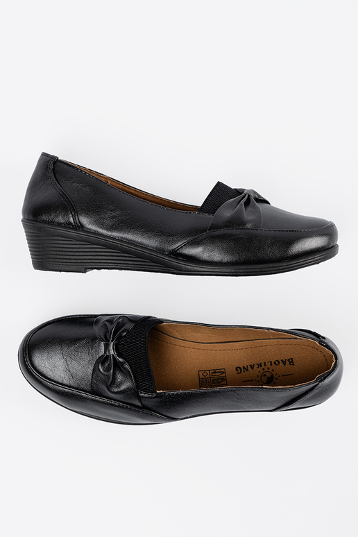 black slip-on shoes Inith a boIn