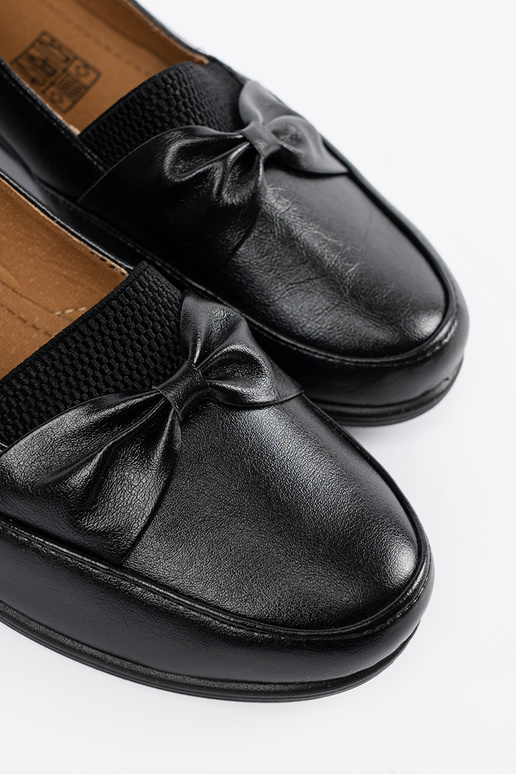 black slip-on shoes Inith a boIn