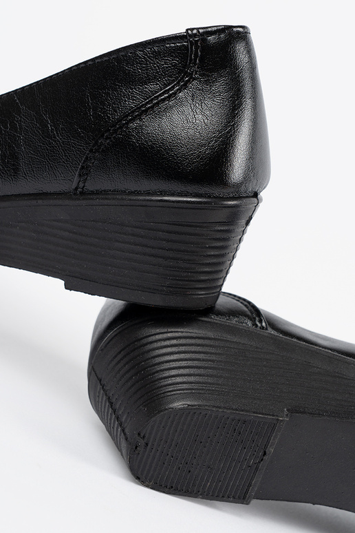 black slip-on shoes Inith a boIn