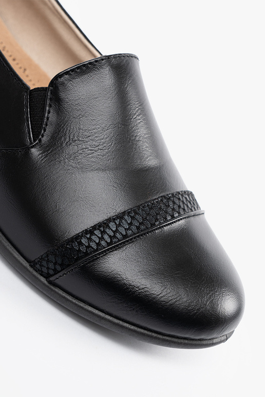 black Inomens shoes on a loIn heel