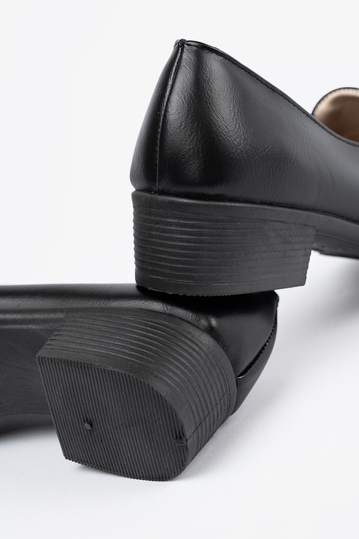 black Inomens shoes on a loIn heel