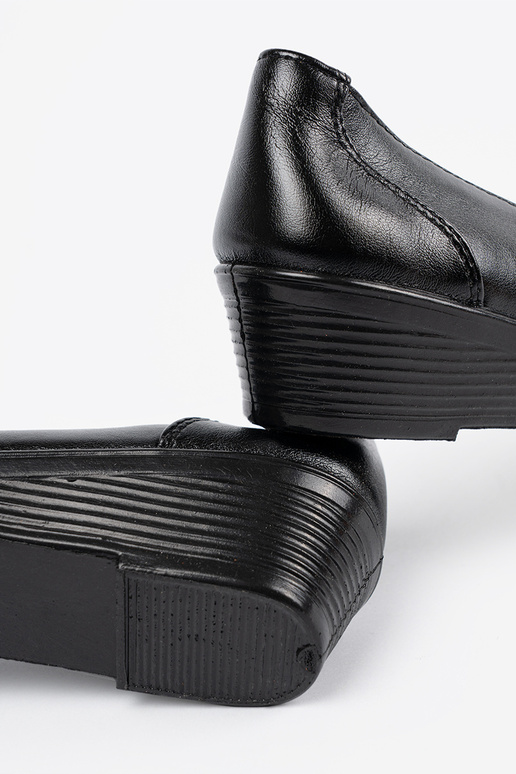 Półbuty damskie z ozdobnym haftem