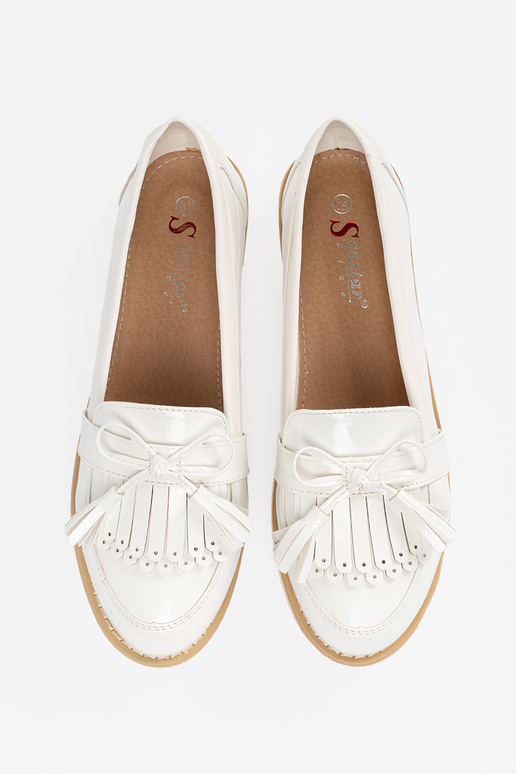 Białe lakierowane mokasyny z kokardką