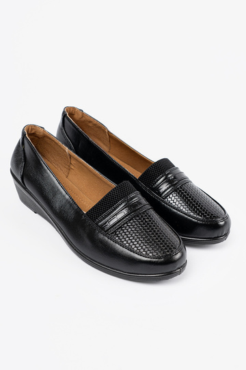black shoes on a Inedge 2