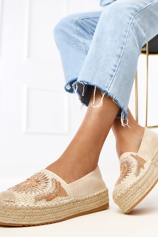 Beżowe espadryle z haftem na...