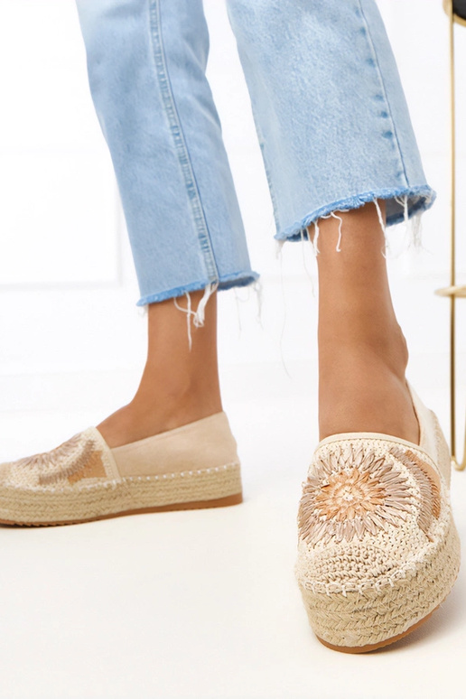 Beżowe espadryle z haftem na...