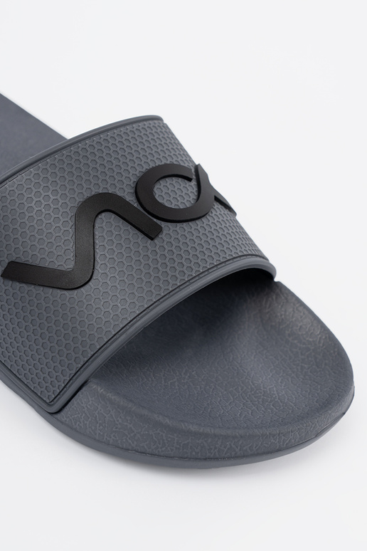 Szare klapki z napisem