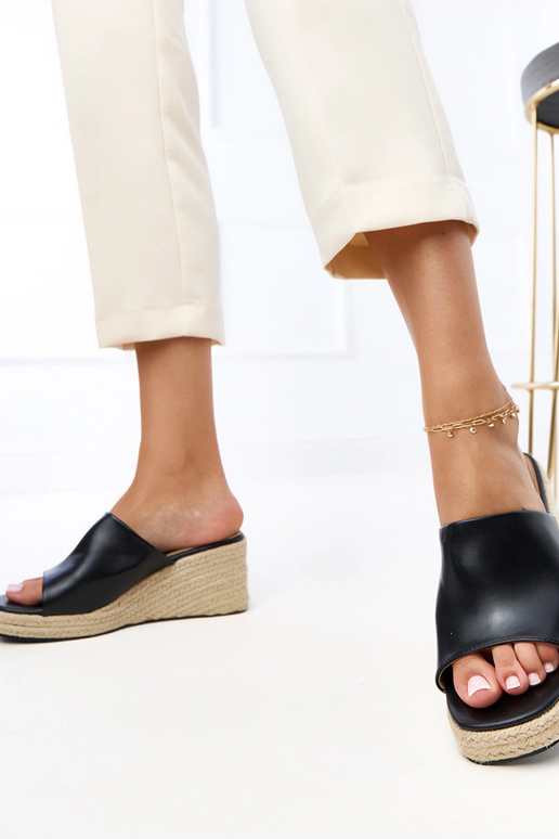 Czarne klapki espadryle na koturnie... Czarne klapki espadryle na koturnie...