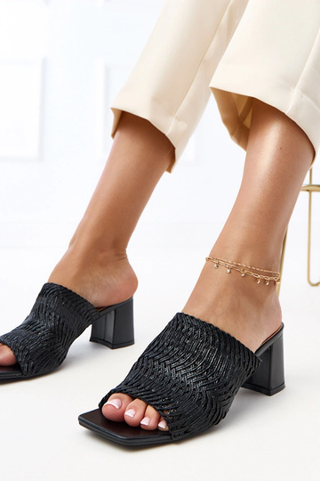 Czarne klapki na słupku z...