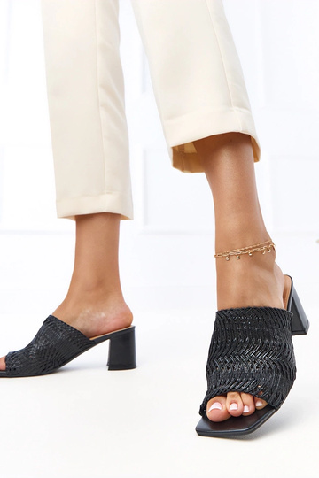 Czarne klapki na słupku z... 2