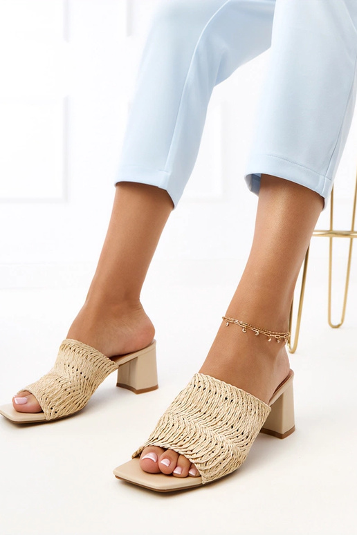 Beżowe klapki na słupku z plecionymi... Beżowe klapki na słupku z plecionymi...